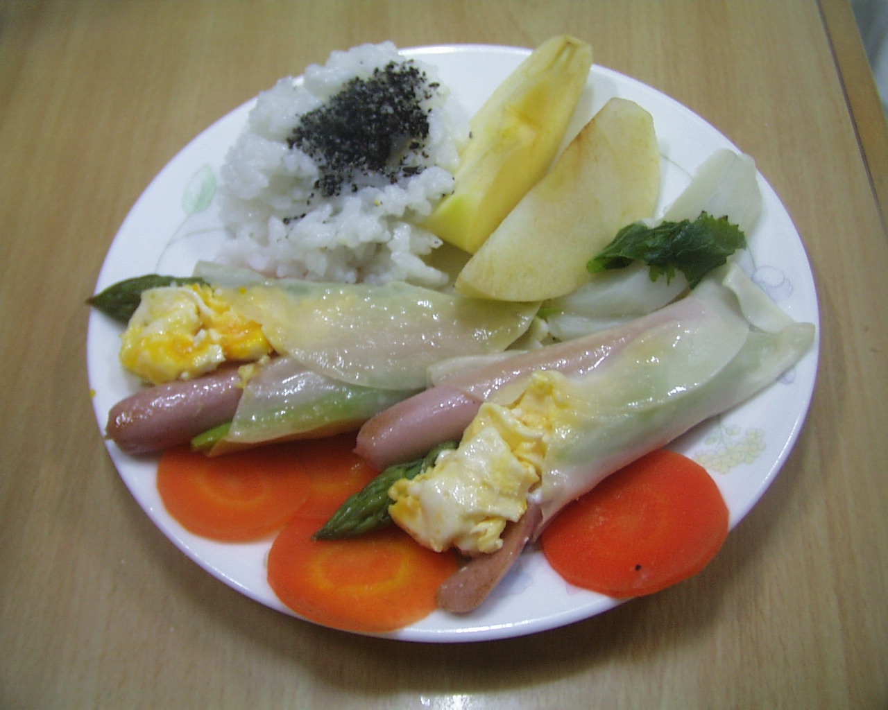 ごはんと、ソーセージ餃子風、野菜の盛り合わせ