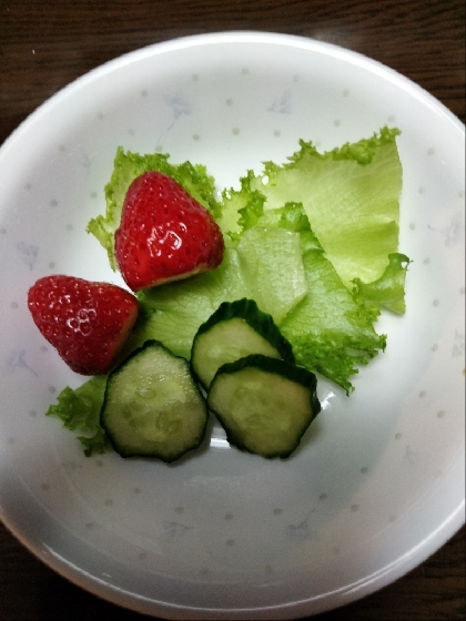 いちご♪生野菜サラダෆ˚*
