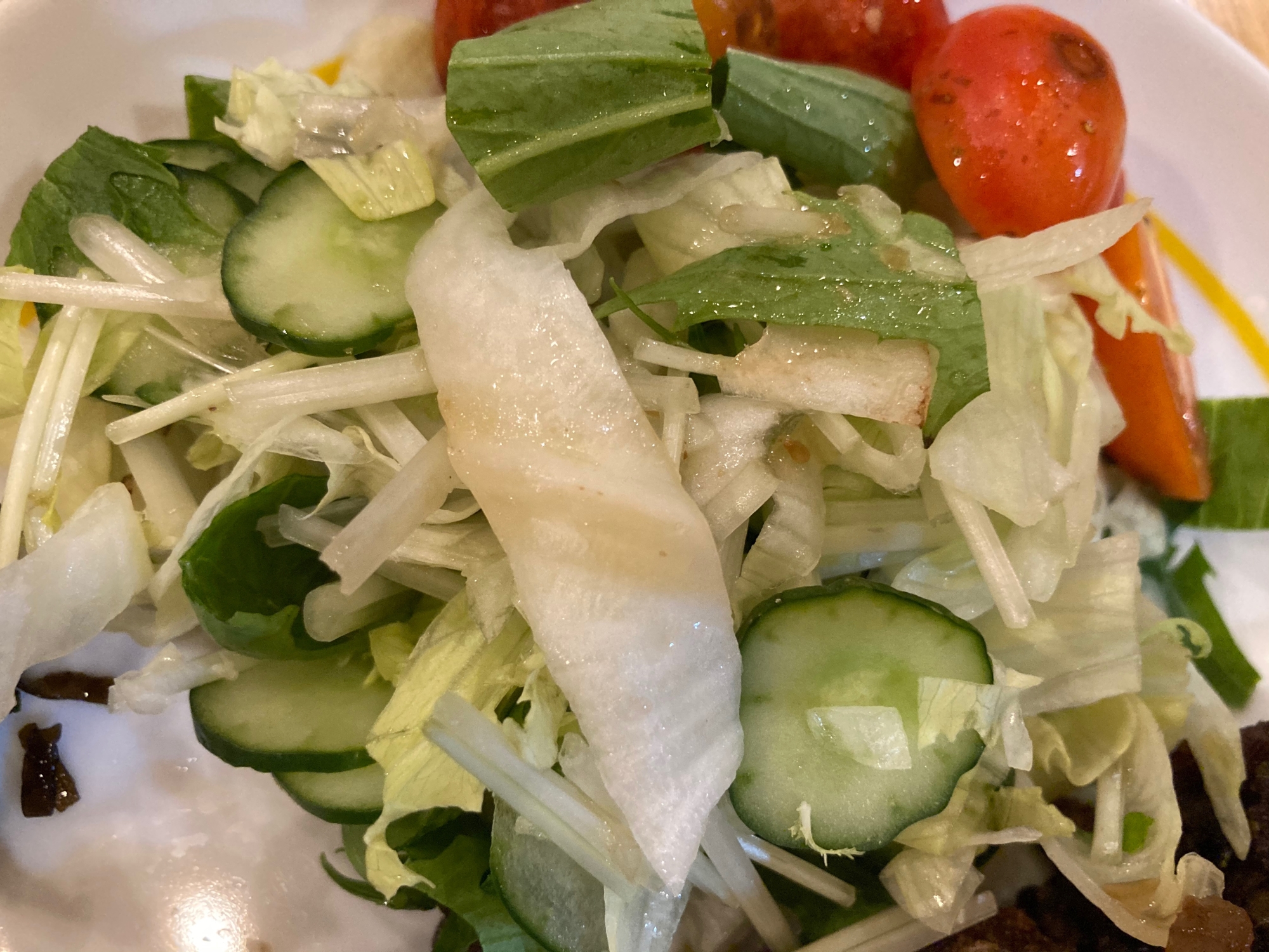 レタスとキャベツときゅうりと水菜とトマトのサラダ