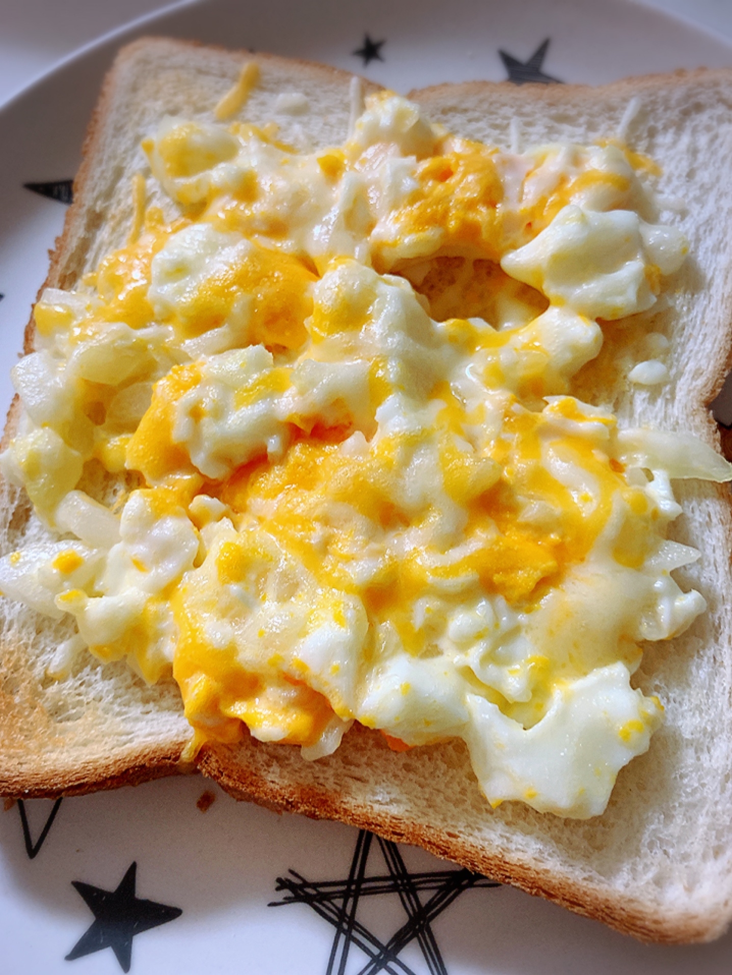 新玉ねぎと卵のチーズトースト