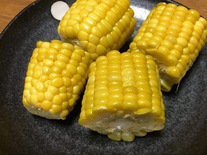 とうもろこしの美味しい季節なのでしょっちゅう食卓に登場します。
おやつにも良いですね(*^^*)
とっても美味しかったです(*^o^*)ごちそうさまでした♪