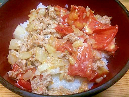 豚ひき肉のトマト丼・マヨケイジャン風味