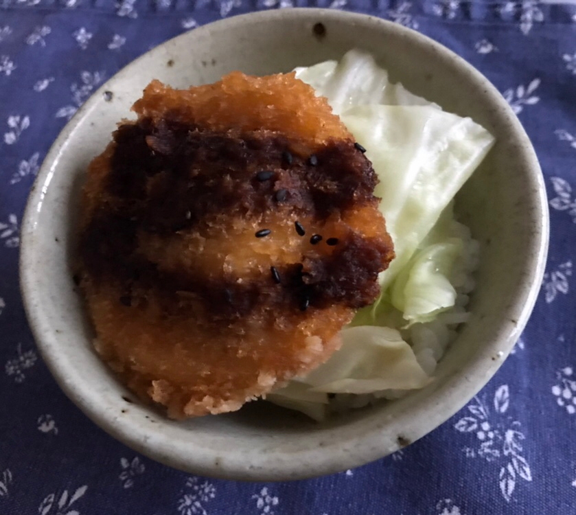 蒸しキャベツとクリームコロッケ丼