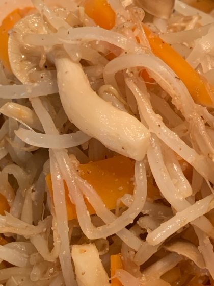 レンジで簡単！もやしと人参としめじのごま和え