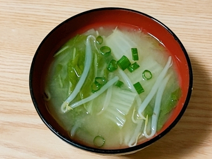 白菜ともやしと小ねぎの味噌汁