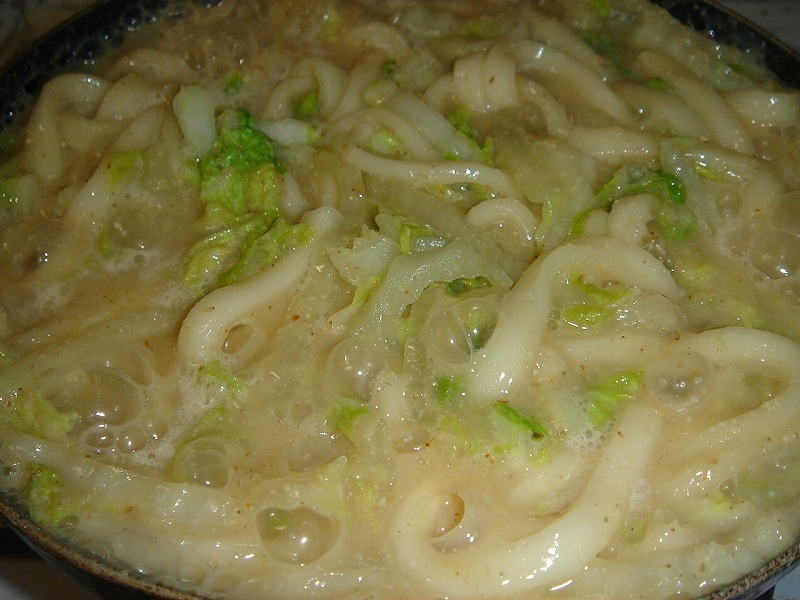 白菜とうどんのすりごま味噌鍋