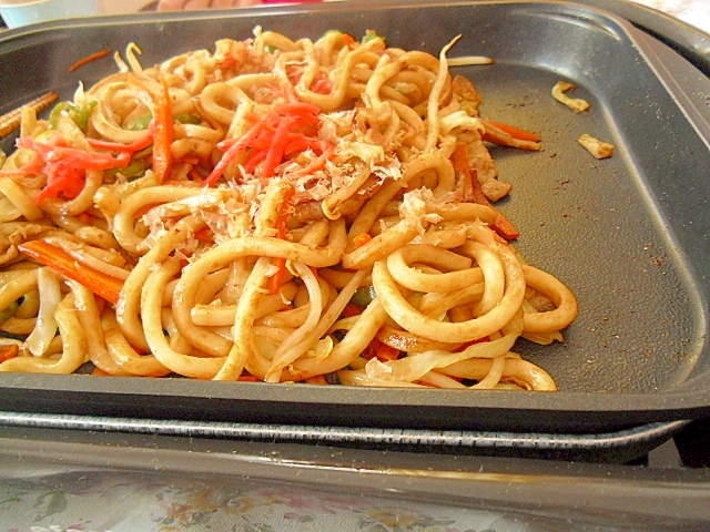 ホットプレートで焼きうどん