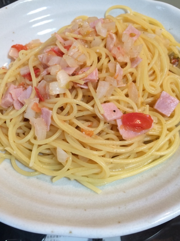 簡単お昼☆トマト玉ねぎとハムのあっさりパスタ