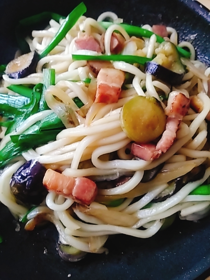 ベーコン　ナス　玉葱　ニラの焼きうどん