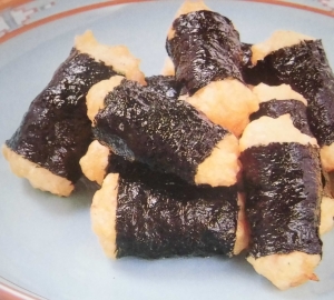 白い皿に盛り付けた冷凍イカの磯辺揚げ
