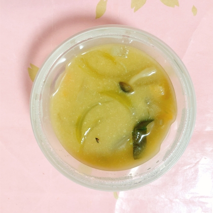 しめじとたまねぎの味噌汁（昆布だし）