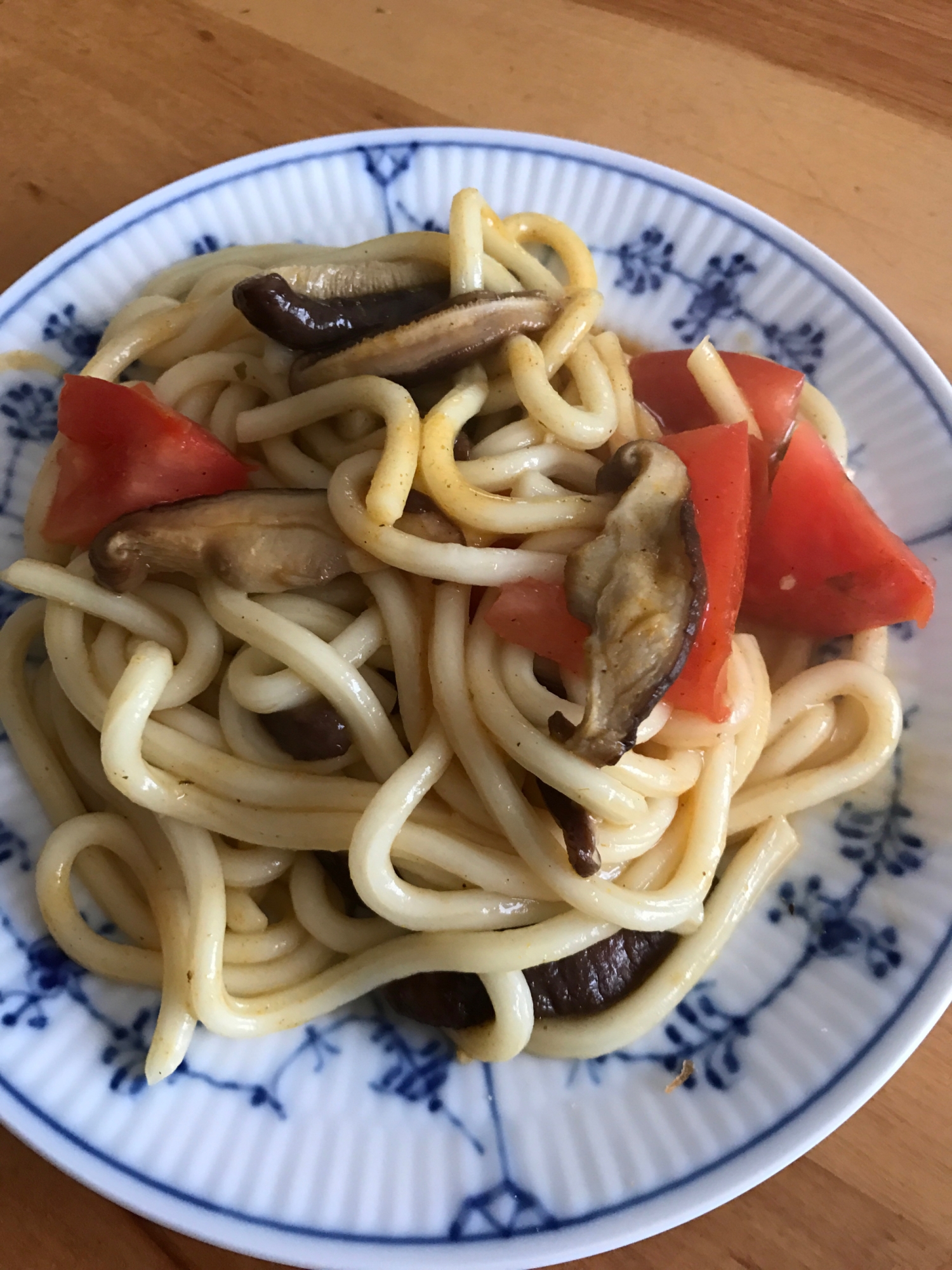 トマトとしいたけのカレー焼きうどん