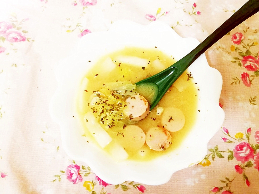 白菜とソーセージの味噌スープ