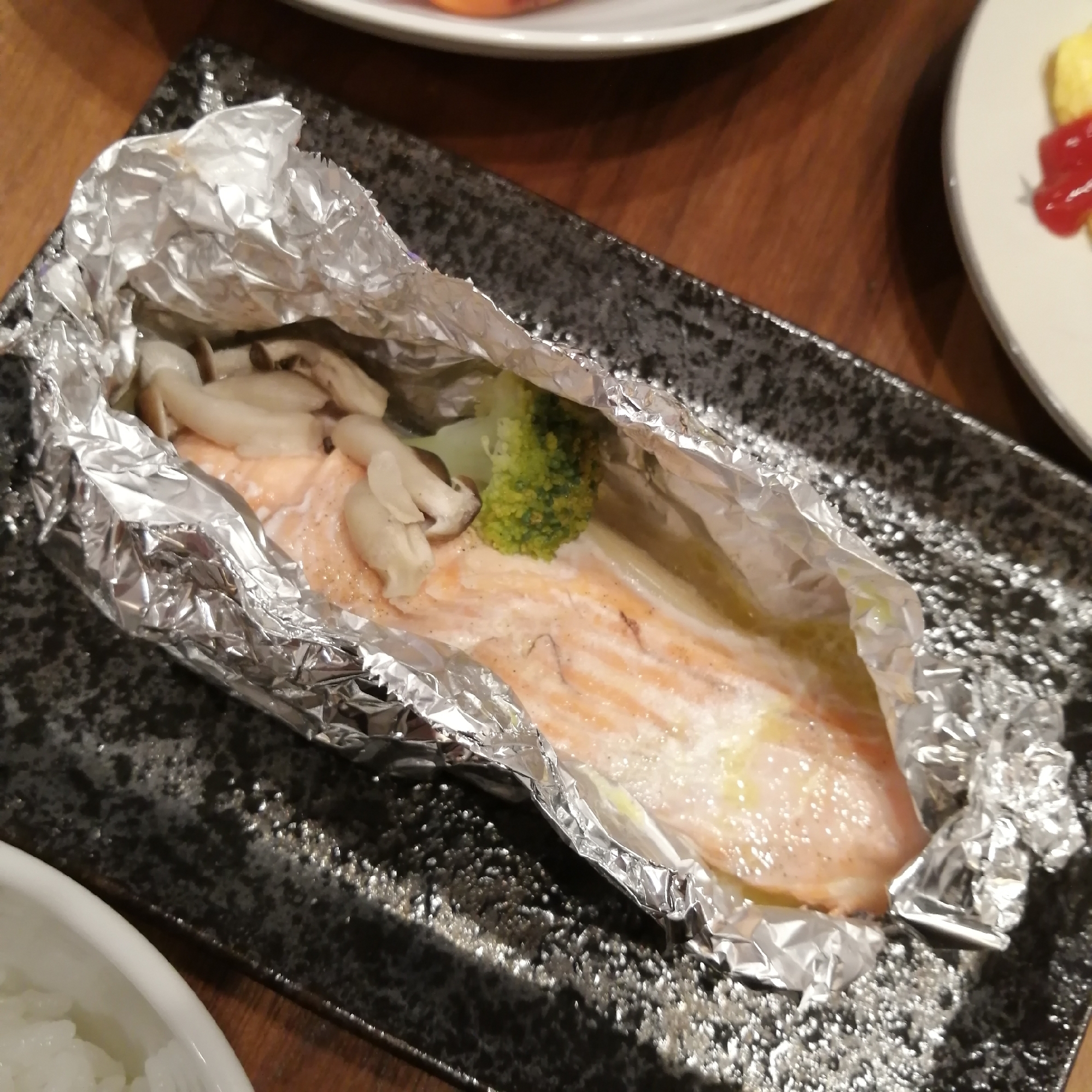 魚嫌いの子供も大好き！ごはんがススム鮭のホイル焼き