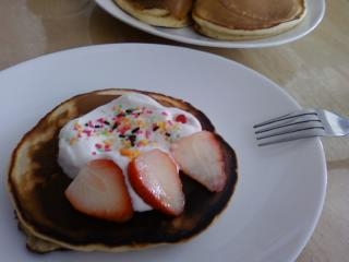 ちょっと焼き色が濃くなってしまいましたが、お昼に子ども達と思い思いのトッピングで楽しみました☆