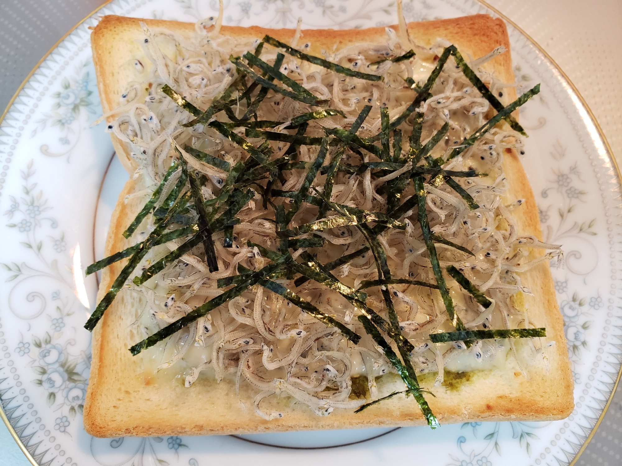 簡単朝食！しらすトースト♪おつまみにも！