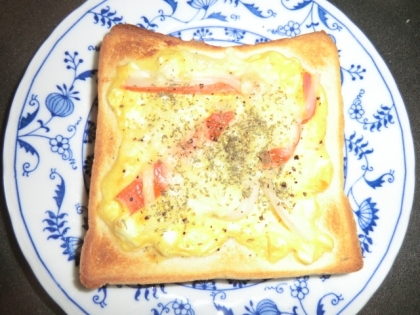 数日前に茹で卵作っておいてよかったわ❤なんとも贅沢なトーストだね。朝からおばちゃん興奮しちゃったよ。カニカマもチーズものってるんだもん！とってもおいしかったよ♪