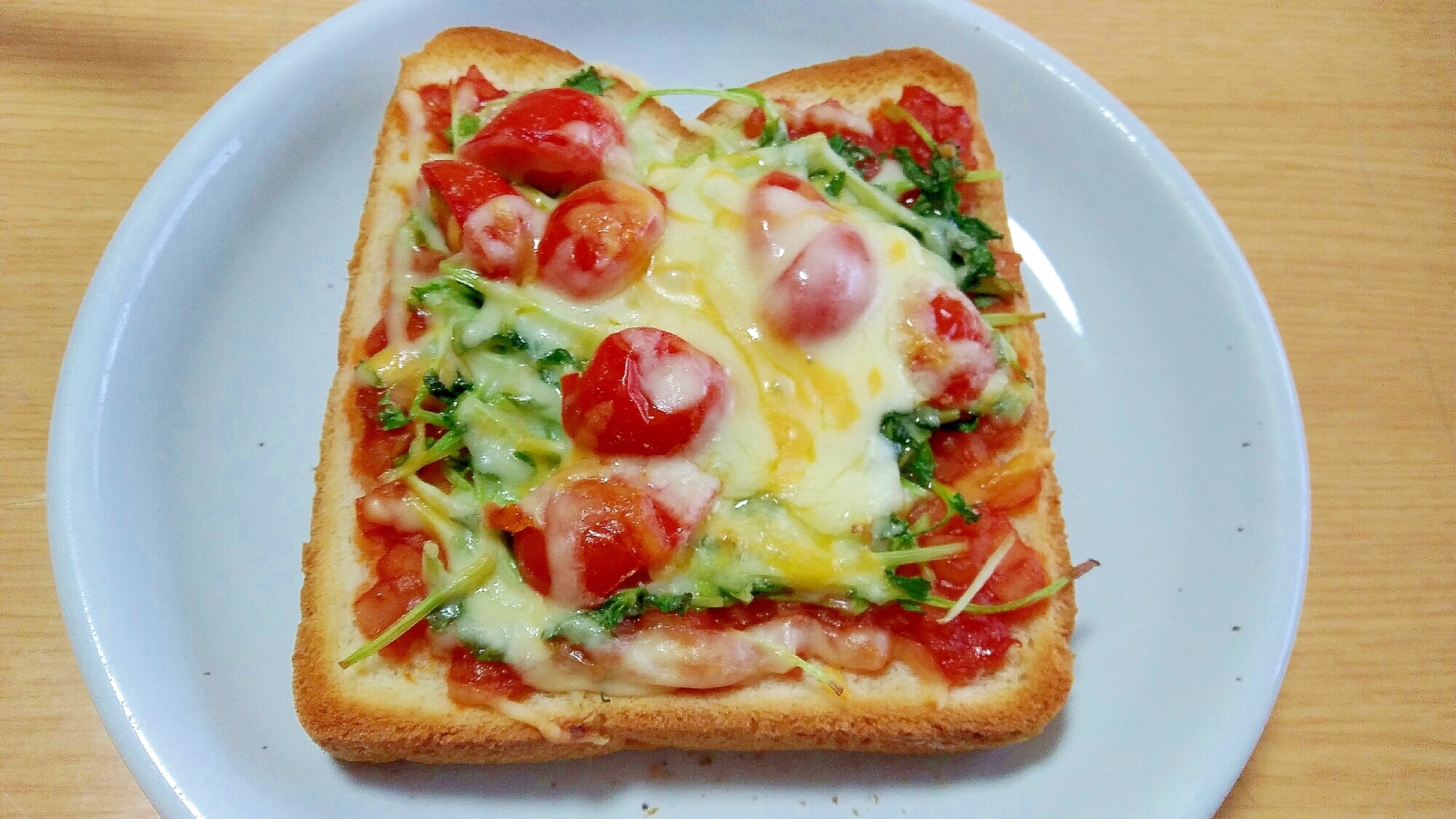 豆苗とトマトのピザトースト レシピ・作り方 by *-*-tsnn-*-* - 楽天レシピ