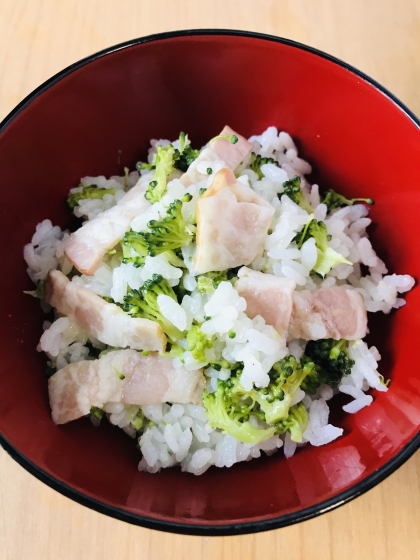 具材を炊飯器に入れるだけなので簡単に作れました。
味付けに少し塩を足してみました。
柔らかいブロッコリーとベーコンの旨みでご飯をより美味しく食べられますね。