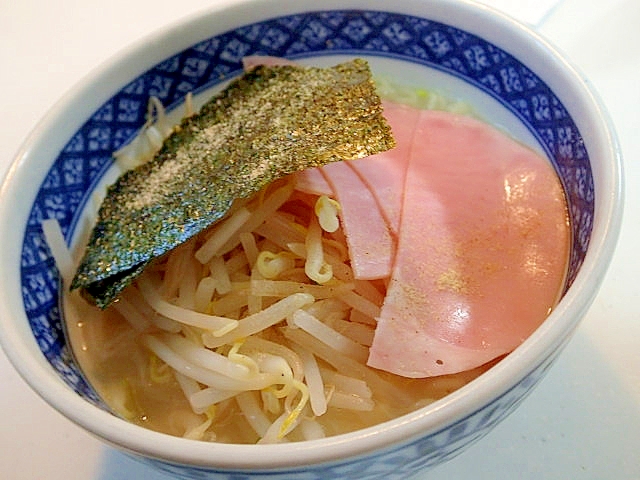 もやしとハムと海苔の豚骨ラーメン