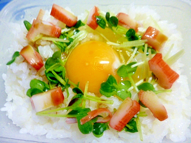 簡単♪朝ご飯♪かいわれ大根とカニカマの玉子かけご飯