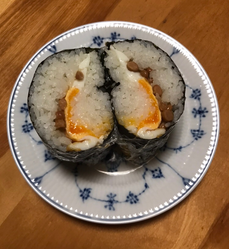 目玉焼きと納豆のおにぎらず