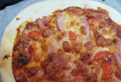 アンチョビトマトソースのピザ