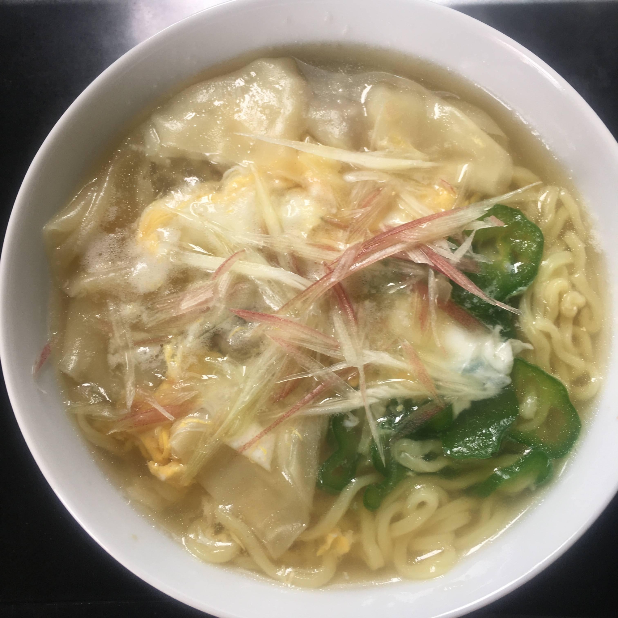 ピーマンとミョウガのワンタン卵ラーメン