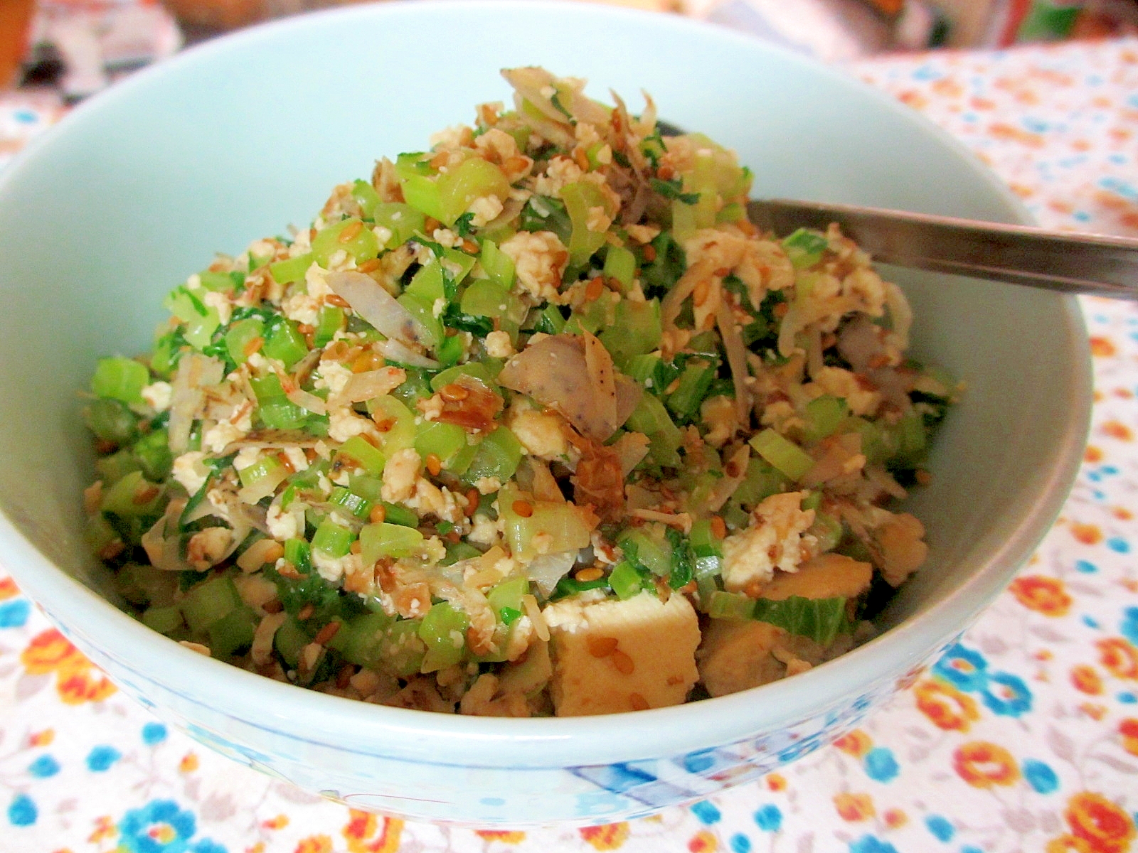 カブの葉とれんこんの鶏がら塩糀炒り豆腐