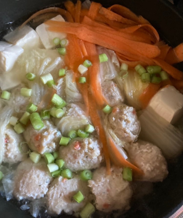 鶏団子と白菜、絹豆腐の沖縄そば出汁鍋