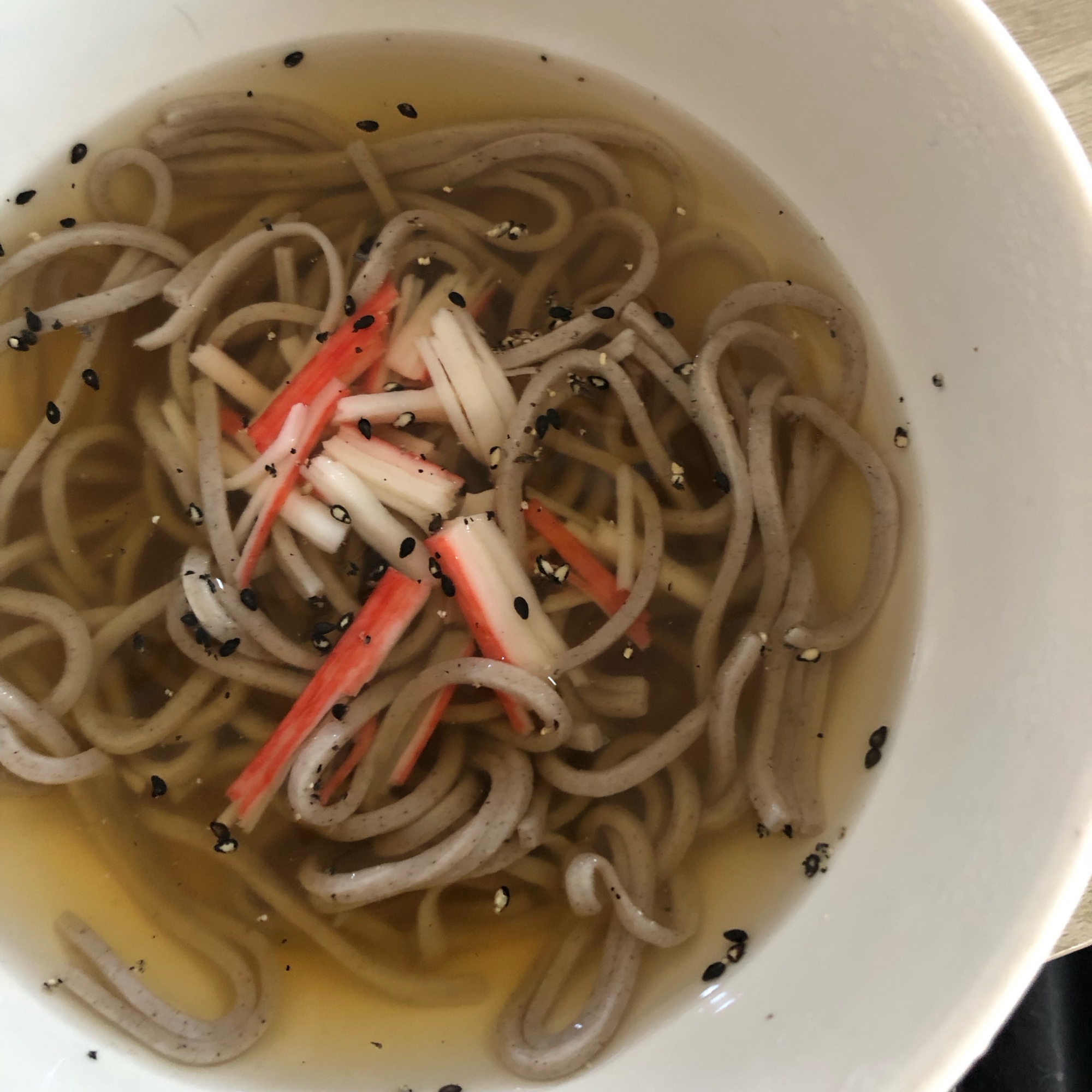 カニカマとごまの蕎麦