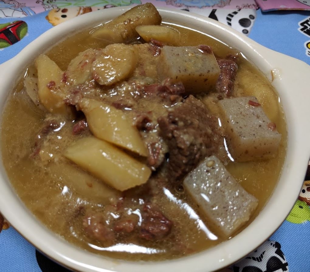 圧力鍋でとろけるほど柔らかい牛すじとごぼうの味噌煮