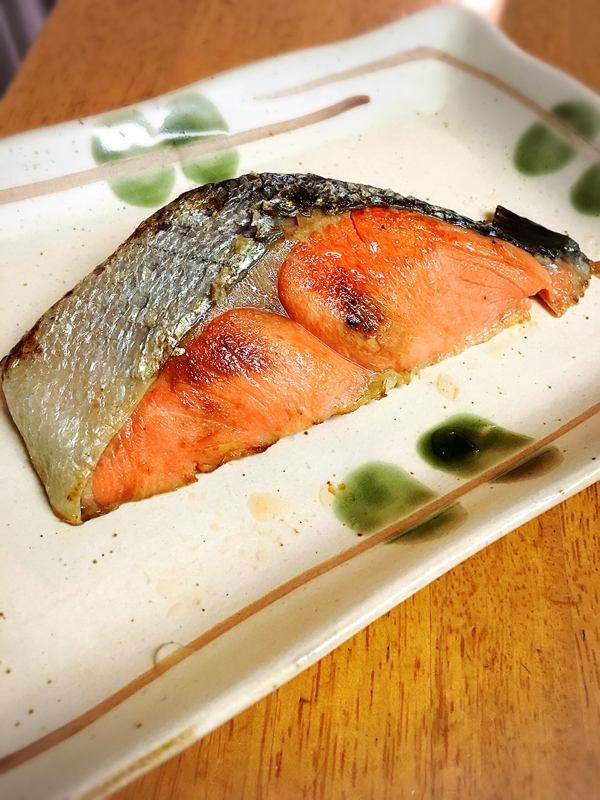 フライパンで焼き紅鮭の酒蒸し