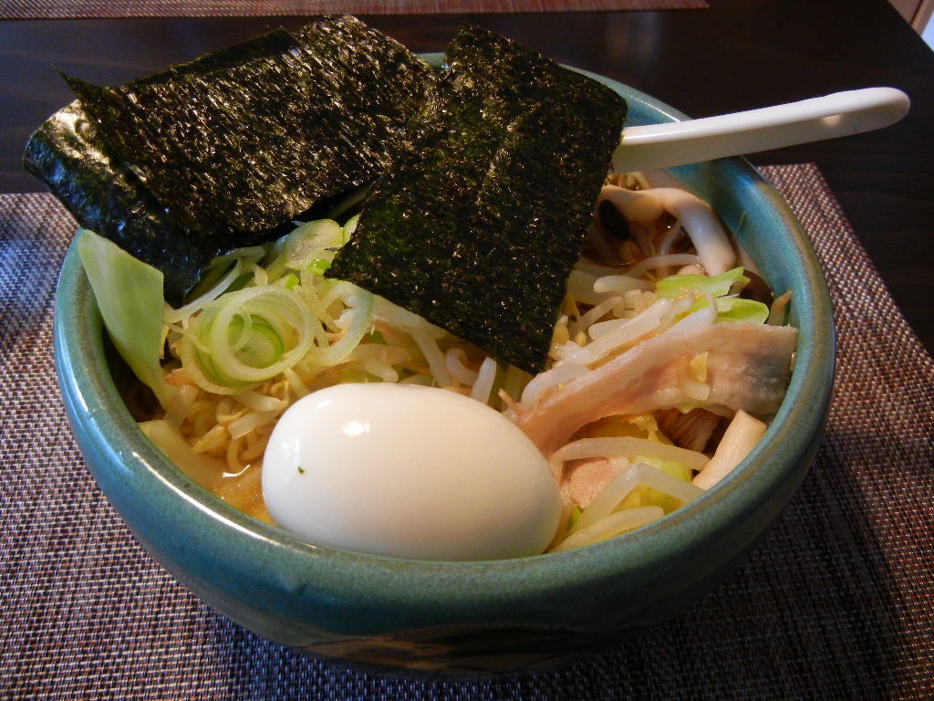 豚肉としめじともやしの味噌バターラーメン