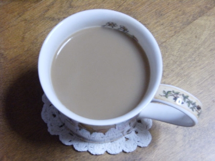 ミルクたっぷり紅茶で↑↑↑コーヒー加えると美味しいネ（喜）！紅茶って、コーヒー党の私には、すこ～し物足りないので（汗）。ご馳走様でした！