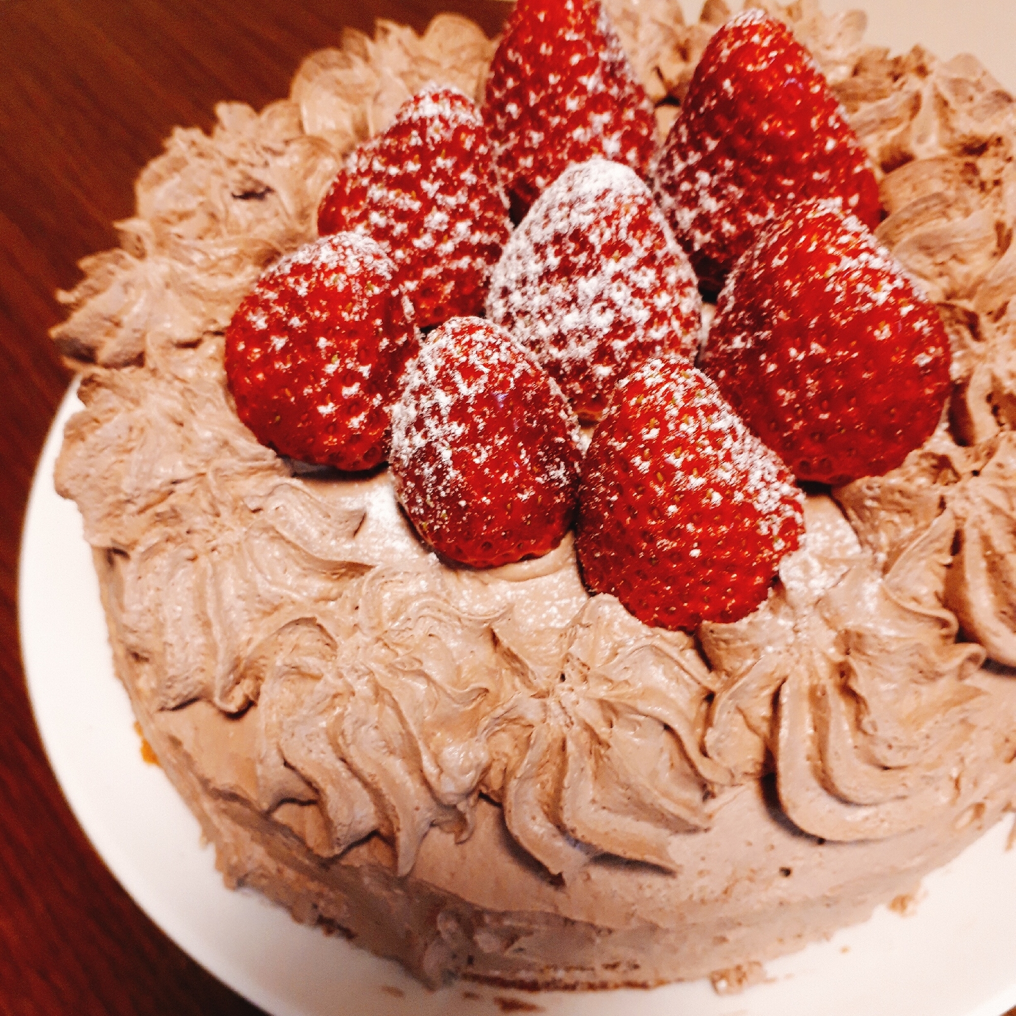 いちごをのせたチョコレートケーキ