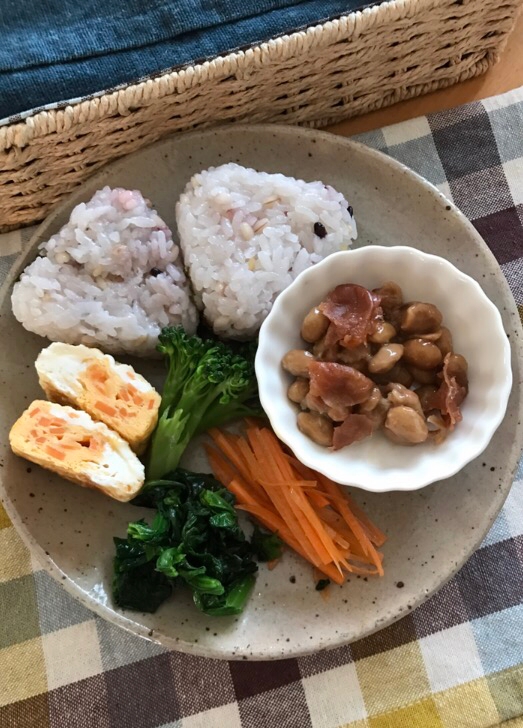 五穀ごはんおむすびと人参卵焼きの朝ごはん