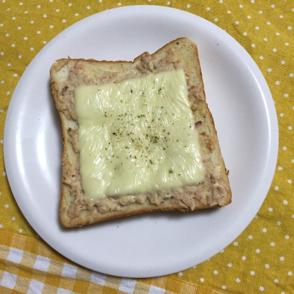 定番のツナトーストにイタリアンハーブを振るだけで、一味違った美味しさに出会いました！
旨ごちそう様でした(*´∀｀*)♡