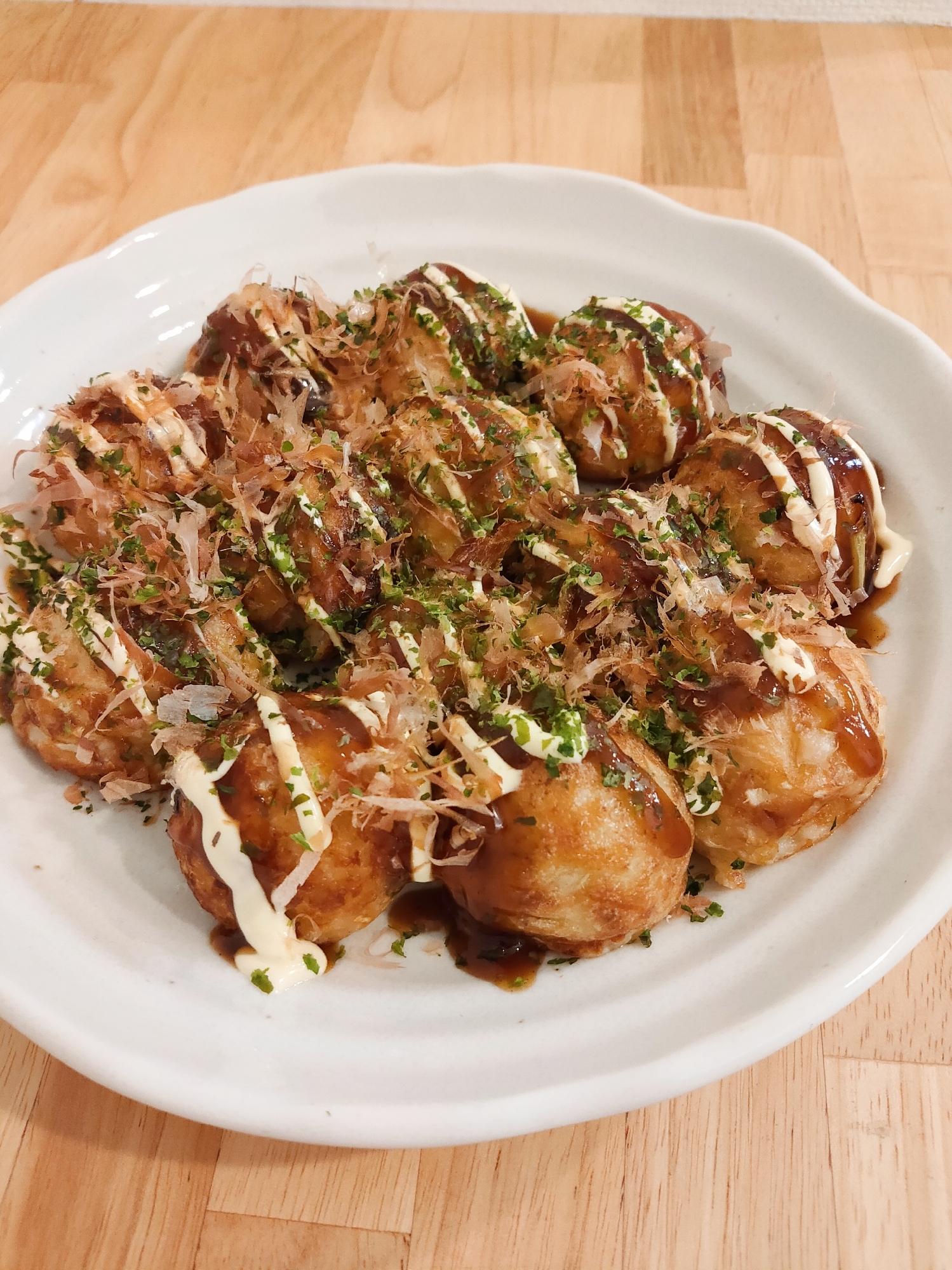 器に盛られたみじん切りキャベツ入りたこ焼き