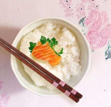 モロヘイヤとサーモンでねばとろ丼