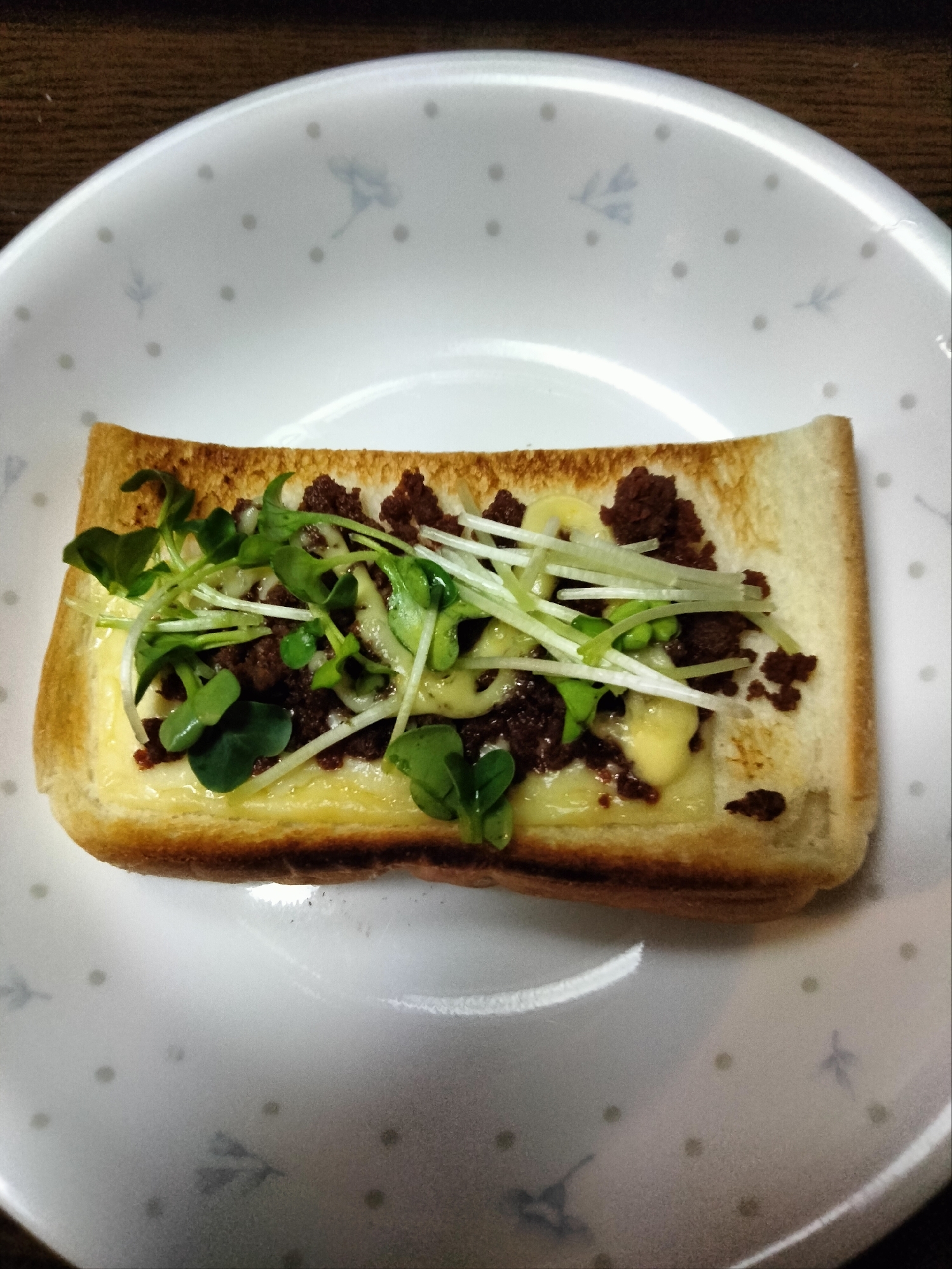 チーズトーストアレンジ 鶏そぼろ&貝割れ菜