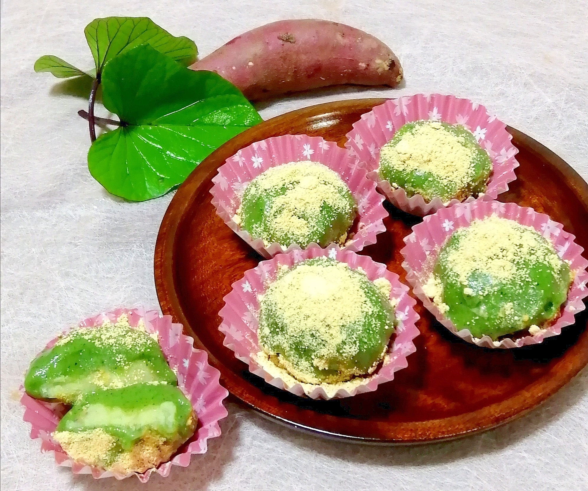 芋の葉とさつまいも餡で➡芋づくしの草餅風・薩摩芋餅