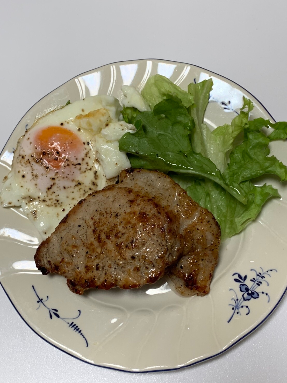 目玉焼きサラダ豚ステーキのプレート