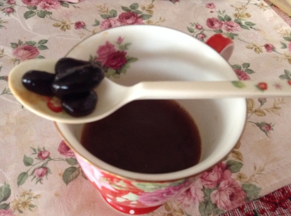 (o’ω’o)b ｺﾝﾆﾁﾜｧ♪黒豆を煮たので今朝のお目覚めの1杯に頂いたよ〜♡コーヒーも黒豆も大好きだから1度に味わえて嬉しいわぁ♡香りも良くて旨旨ごち様♡