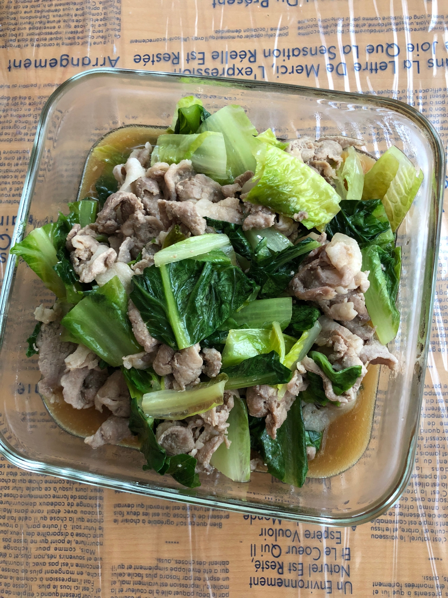 ガラスの器に入ったロメインレタスと豚肉のめんつゆ炒め