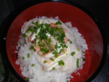 丼で作っちゃったのでご飯多めでごめんなさい^^;。混ぜて食べたら鮭ととろろがマッチしてすごく美味しかったです。生姜マヨ風味もピッタリでした。