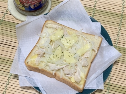 蒸し鶏と赤玉葱のチーズトースト