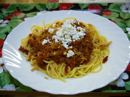 戻して刻んだドライトマトをオリーブオイルで炒め、パスタの茹で汁を加えて、茹でたパスタを和える。皿に盛ったらカッテージチーズとフライドオニオンをトッピング。