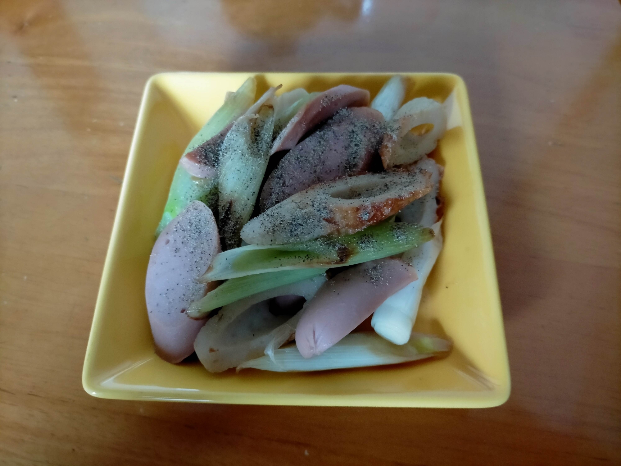 胡椒でピリッと！長ネギと魚肉ソーセージと竹輪炒め
