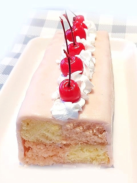 白い皿に盛り付けたピンクのバッテンバーグケーキ